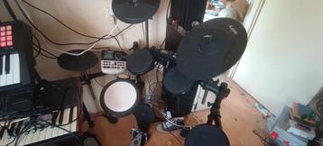 combi roland en alesis drumstel beschikbaar voor biedingen