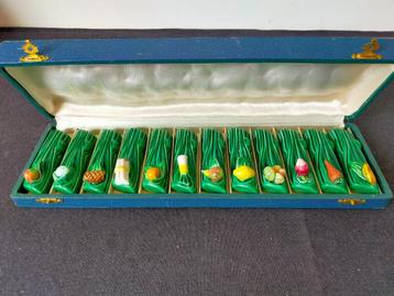 12 ANTIEKE FRANSE KERAMIEKE MESSENLEGGERS beschikbaar voor biedingen