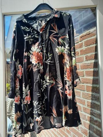 Zwarte jurk met bloemenprint - Maat S € 7,50  beschikbaar voor biedingen