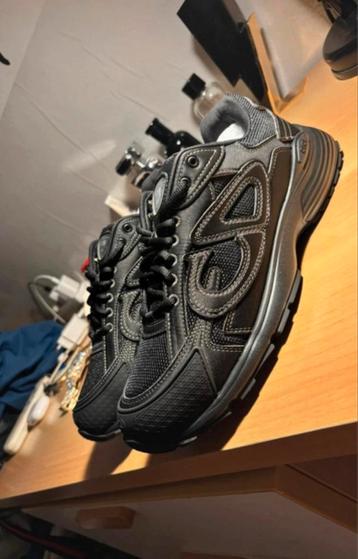 Dior B30 X Stone Island Sneakers beschikbaar voor biedingen