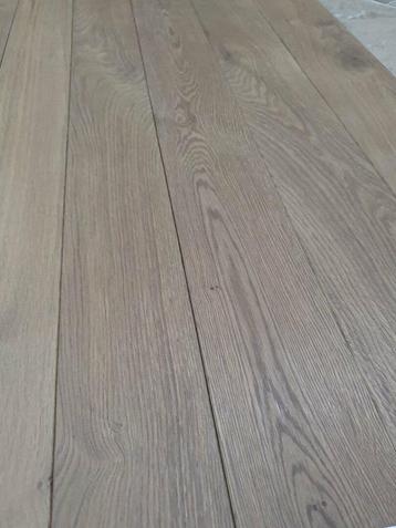 51,84 M2 MASSIEF EIKEN 10 CM BREED GEROOKT EN WIT GEOLIED beschikbaar voor biedingen