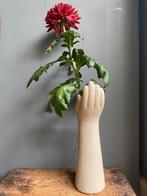 Vaas - Hand - Beigekleurig - 25 cm Hoog!, Overige kleuren, Aardewerk of Porselein, Nieuw, Ophalen of Verzenden