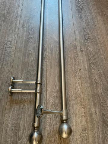 2 stuks zilveren gordijnroe (250cm) beschikbaar voor biedingen