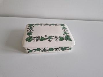 Wedgwood Stratford creme Schaaltje met deksel 9 x 12 cm 