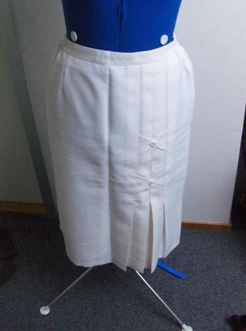 Klassieke off white kokerrok.  beschikbaar voor biedingen