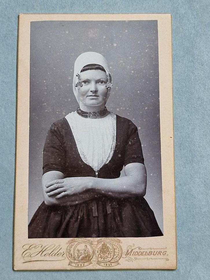 49) CDV/ FOTO KLEDERDRACHT E. HELDER MIDDELBURG 1851-1928, Verzamelen, Foto's en Prenten, Gebruikt, Foto, Klederdracht, Voor 1940