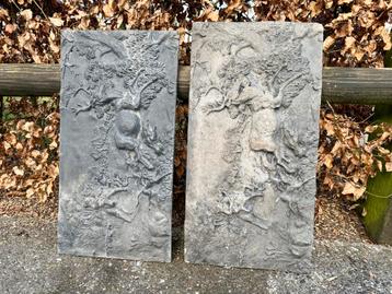 Twee decoratieve stenen panelen met reliëf beschikbaar voor biedingen