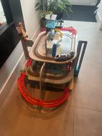 Houten treinbaan met rails en garage, Ophalen, Zo goed als nieuw, Rij- of Hobbelspeelgoed