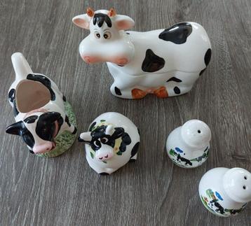 Enkele onderdelen van een servies met koeienprint/koeienvorm beschikbaar voor biedingen