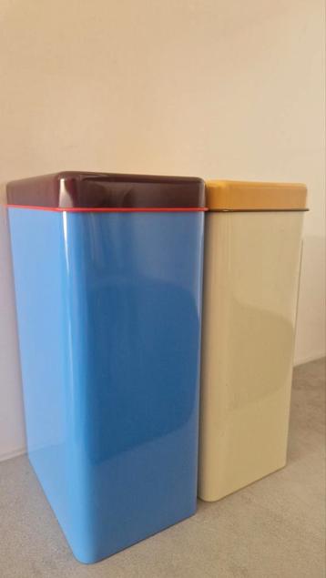Hay Tin by Sowden voorraadblik in blauw en geel beschikbaar voor biedingen