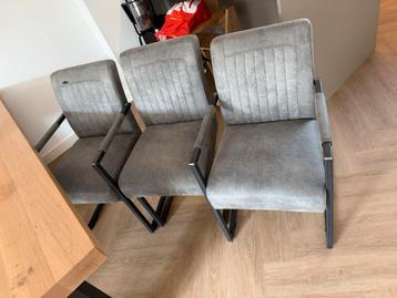 6 Grijze Stoelen waarvan 4 met Armleuning beschikbaar voor biedingen