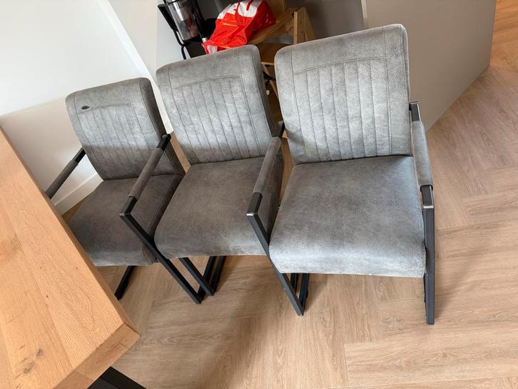6 Grijze Stoelen waarvan 4 met Armleuning, Huis en Inrichting, Stoelen, Zo goed als nieuw, Drie, Metaal, Grijs, Ophalen