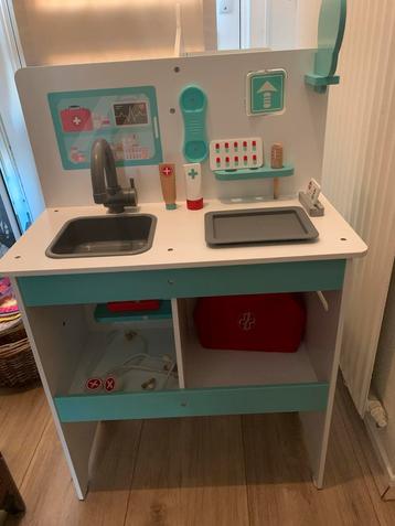 Houten speelgoed dokterspraktijk met accessoires beschikbaar voor biedingen