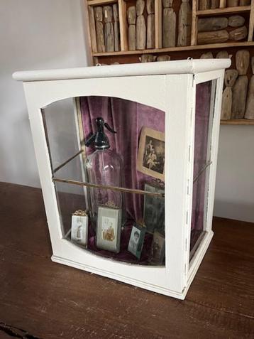 Antiek vitrinekastje met oud glas , brocant kastje, kast,  beschikbaar voor biedingen