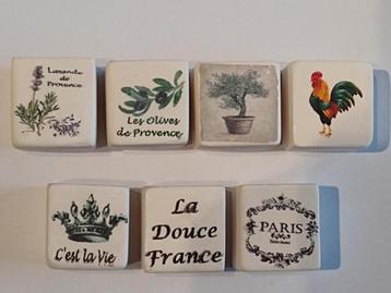 Vierkante bloempot met diverse Provence decoratie erop beschikbaar voor biedingen