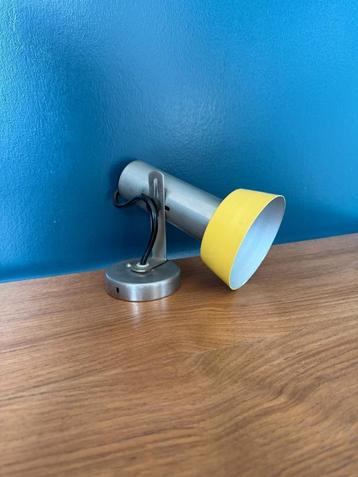 Originele retro wandlamp – metaal met gele kap beschikbaar voor biedingen