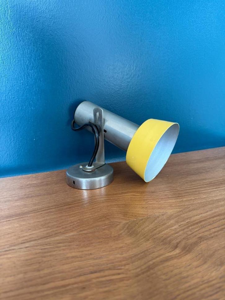 Originele retro wandlamp – metaal met gele kap, Huis en Inrichting, Lampen | Wandlampen, Metaal, Ophalen of Verzenden