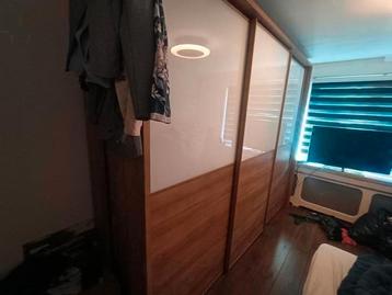 Kleding kast ziet foto er van  beschikbaar voor biedingen