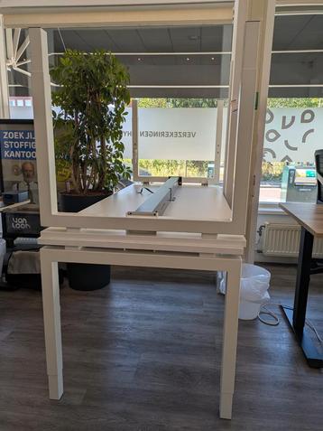 2 witte bureaus 180 x 80. In hoogte verstelbaar (inbus).