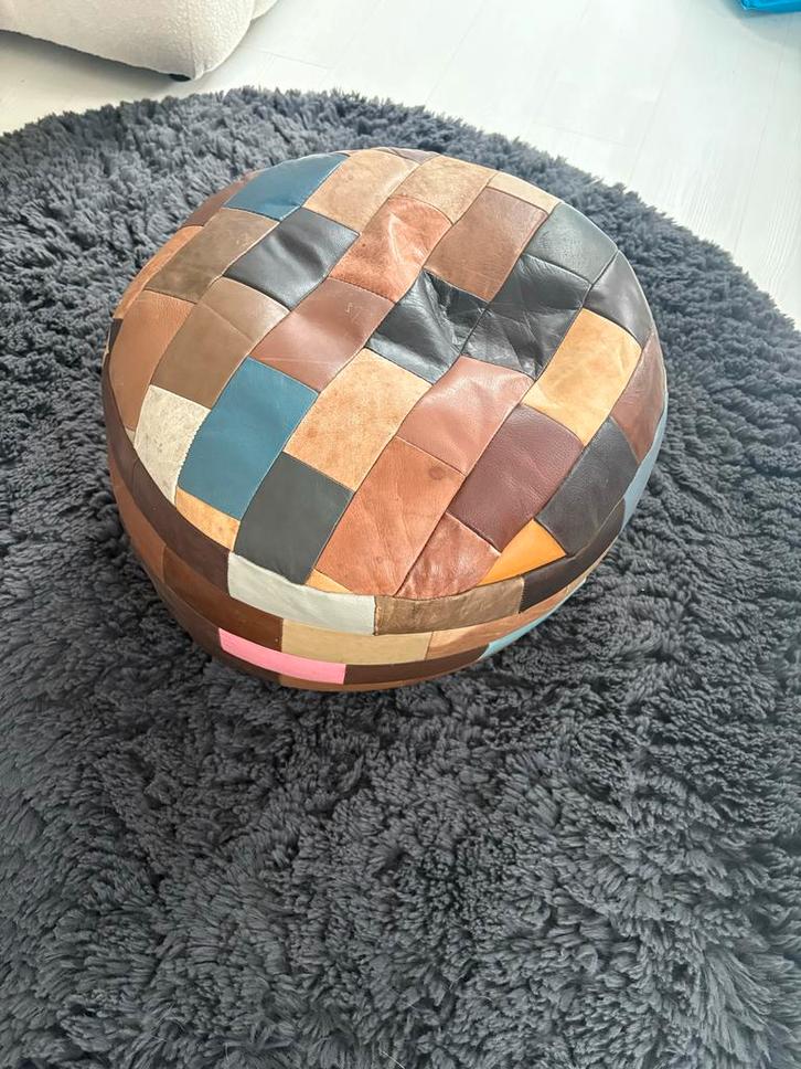 Lederen poef met patchwork design, Huis en Inrichting, Banken | Voetenbanken en Poefen, Gebruikt, 50 tot 75 cm, Rond, Leer, Ophalen of Verzenden