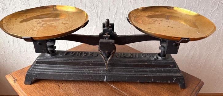Force gietijzeren weegschaal 10 kg met 2  schaaltjes, Antiek en Kunst, Antiek | Gereedschap en Instrumenten, Ophalen