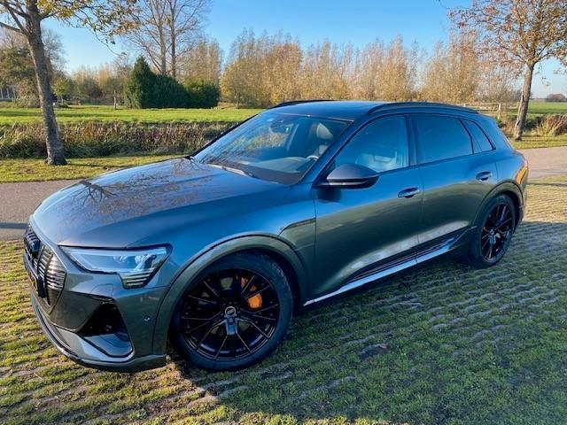 Schitterende Audi e-tron 55 Quattro 408pk 2022 Grijs S-Line, Auto's, Audi, Particulier, e-tron, ABS, Achteruitrijcamera, Adaptieve lichten