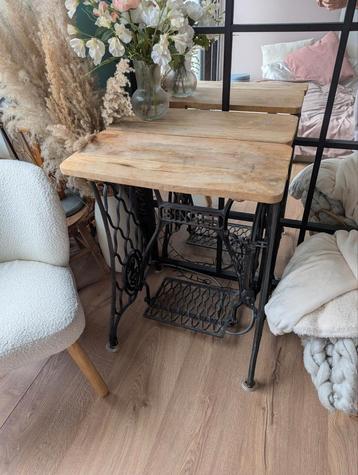 Singer sewing machine table beschikbaar voor biedingen