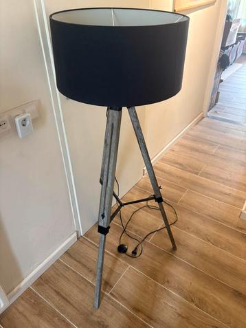 Staande lamp zwart beschikbaar voor biedingen