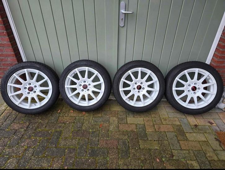 Mercedes A / CLA winterset Vredestein banden + sensoren, Auto-onderdelen, Banden en Velgen, Band(en), Winterbanden, 17 inch, 205 mm