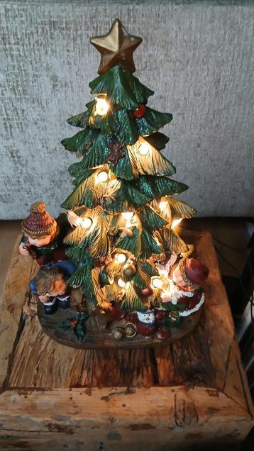 Kerstboom met lichtjes beschikbaar voor biedingen