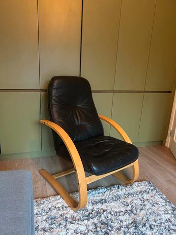 Leren fauteuil met houten frame beschikbaar voor biedingen