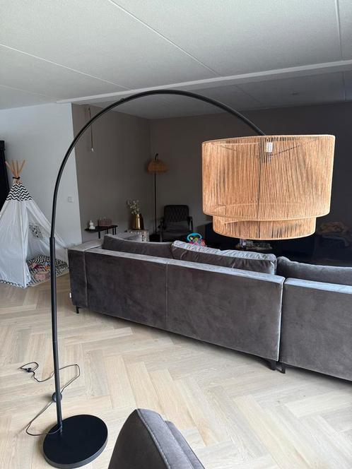 Booglamp met Rotan Kap – Sfeervol & Stijlvol!, Huis en Inrichting, Lampen | Vloerlampen, Zo goed als nieuw, Ophalen