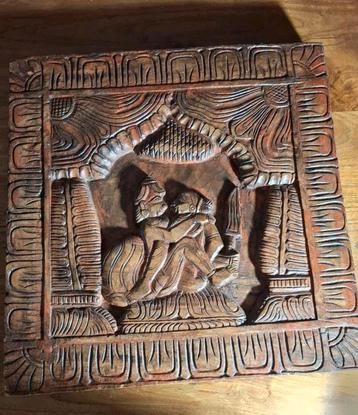Houten Wanddecoratie met Uitgesneden Figuren erotisch. beschikbaar voor biedingen