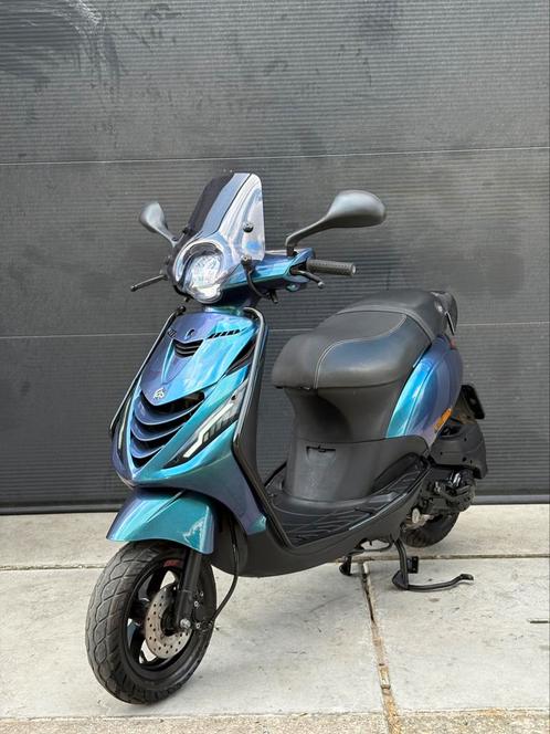 PIAGGIO ZIP 4T 2V BROM 2017 FULL OPTION GLANS CAMELEON, Fietsen en Brommers, Scooters | Piaggio, Zo goed als nieuw, Zip, Maximaal 45 km/u