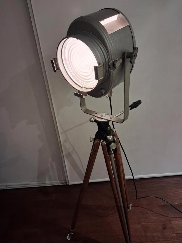 Vintage AE Cremer Paris Filmlamp op Statief, Huis en Inrichting, Lampen | Vloerlampen, Zo goed als nieuw, 100 tot 150 cm, Hout