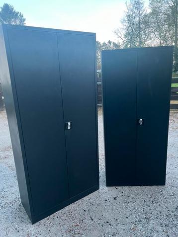 Aantal openslaande, roldeur, lade en archiefkasten te koop beschikbaar voor biedingen