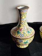 Twee chinese emaille vaasjes., Antiek en Kunst, Ophalen of Verzenden