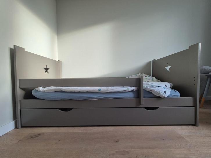 Peuterbed Petit Amelie - Grijs, Kinderen en Baby's, Kinderkamer | Bedden, Zo goed als nieuw, 140 tot 160 cm, 70 tot 85 cm, Lattenbodem