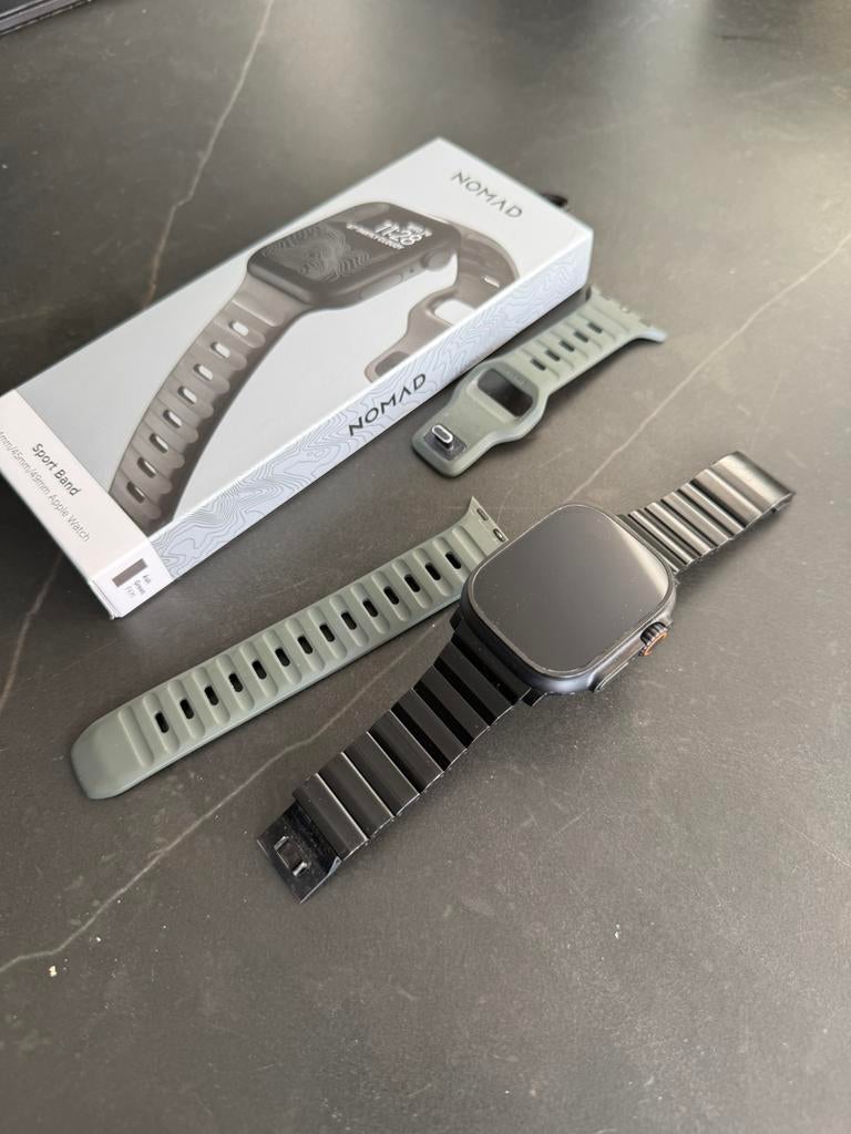 Nomad titanium en sport band voor Apple Watch, Ophalen of Verzenden, Zo goed als nieuw, Zwart, IOS