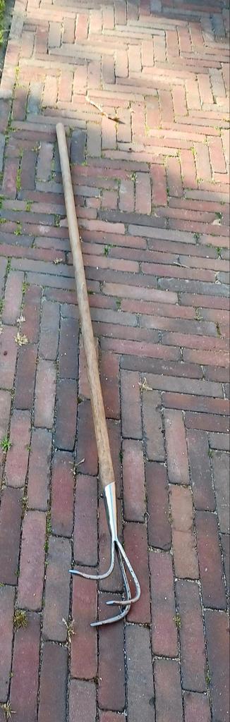drietand tuingereedschap beschikbaar voor biedingen