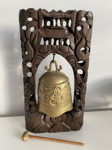 antieke bronzen indische bel gong in houtsnijwerk staander beschikbaar voor biedingen