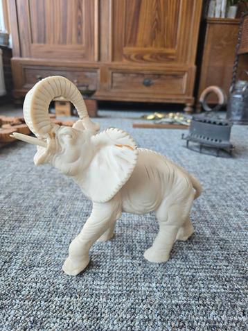 Ivoren Olifant Beeldje beschikbaar voor biedingen