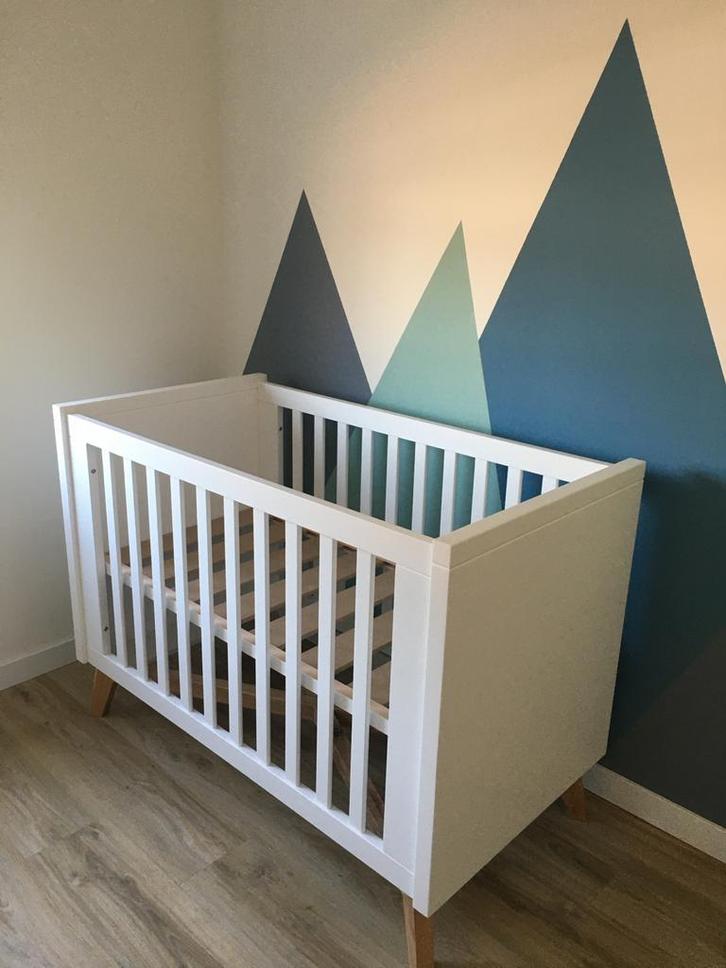 Commode met wandplank en ledikant, Kinderen en Baby's, Babywiegjes en Ledikanten, Zo goed als nieuw, Ledikant, Ophalen