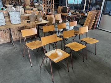 7 oude Schoolstoelen beschikbaar voor biedingen