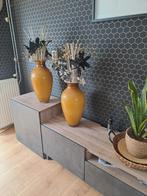 2 okergele vazen met inhoud, Overige kleuren, Ophalen of Verzenden, Minder dan 50 cm, Glas