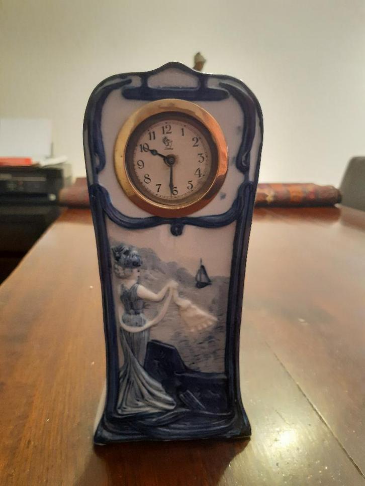 Leuke aardewerk minerva klok, Antiek en Kunst, Antiek | Klokken, Ophalen