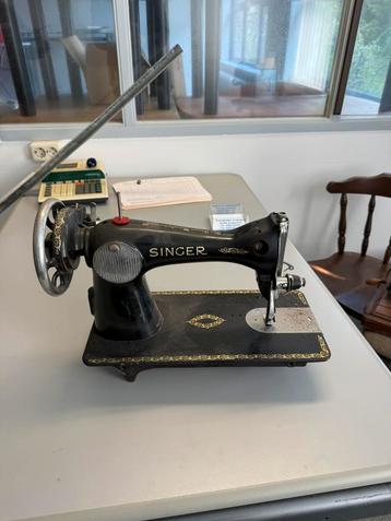 Antieke naaimachine beschikbaar voor biedingen