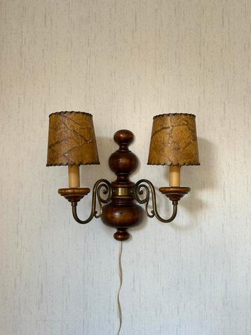 Vintage Houten Wandlamp met Stoffen Kappen beschikbaar voor biedingen