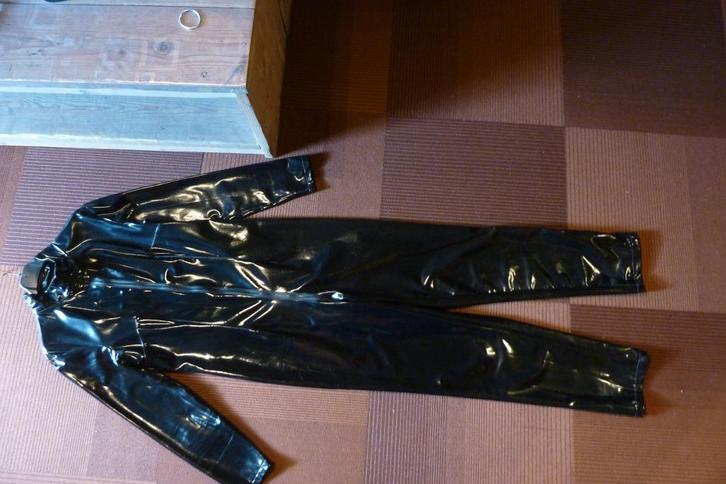 zwarte lak catsuit / jumpsuit, maat M/L. Schade (zie tekst), Kleding | Dames, Jumpsuits, Gedragen, Maat 42/44 (L), Zwart, Verzenden
