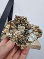 Aquamarijn kristallen op muscoviet / mica, Ophalen of Verzenden, Mineraal